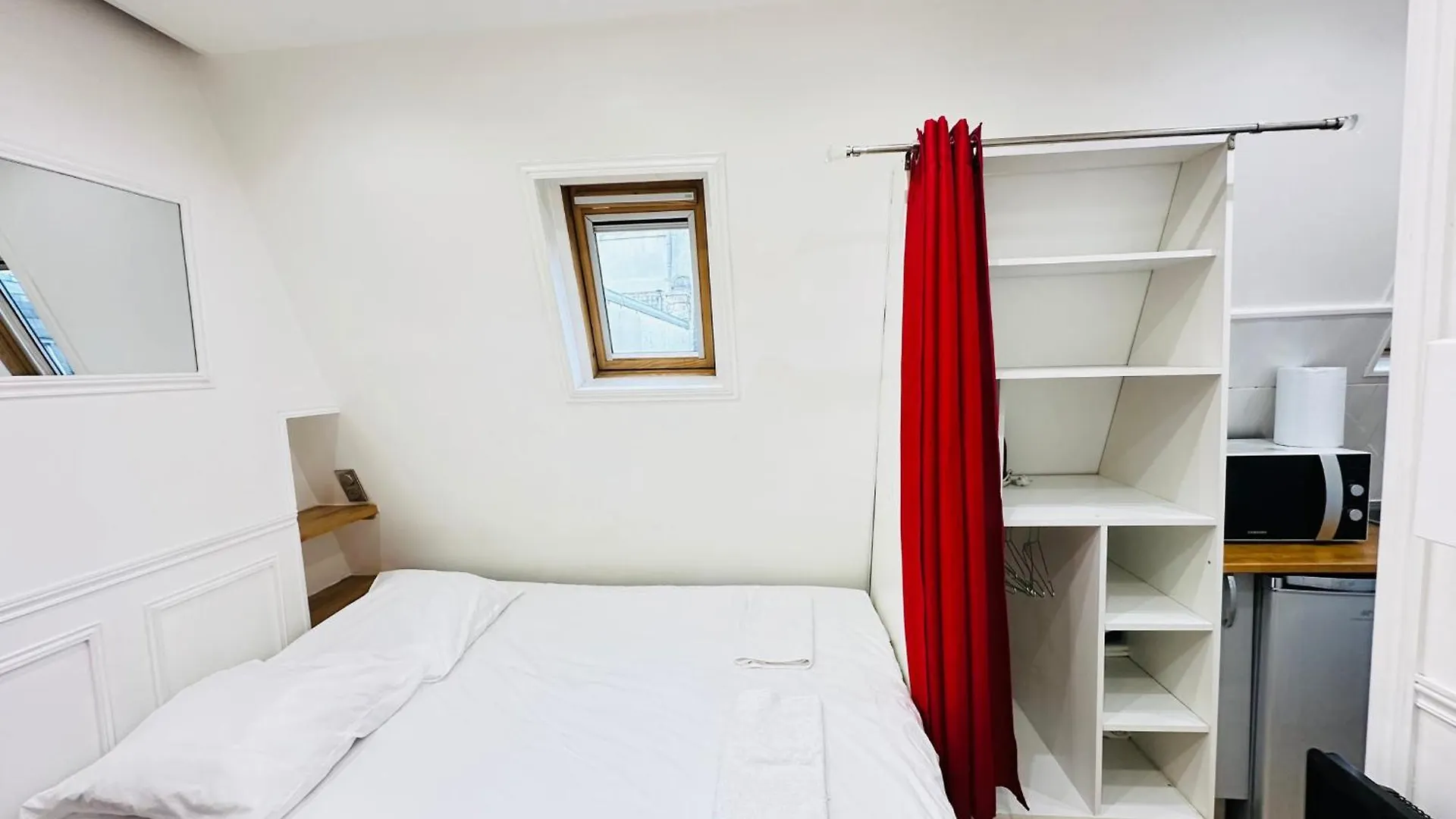 Pretty Central Flat In Paris contacts
